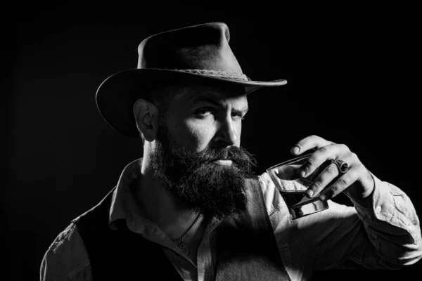Un uomo attraente al whisky bar. Retro vintage uomo con whisky o scotch. Hipster con barba e baffi in giacca e cravatta beve alcol dopo una giornata lavorativa . — Foto Stock