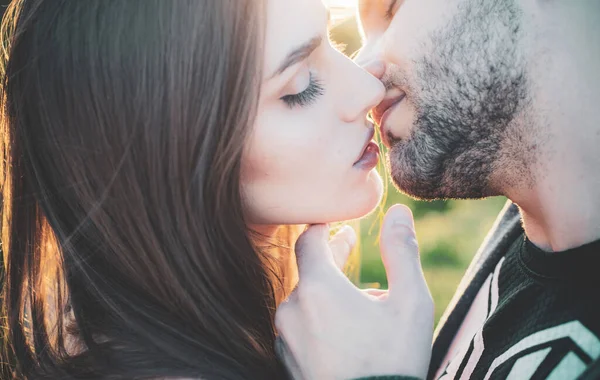Zmysłowy pocałunek. Zbliżenie pięknych namiętnych całujących się par. Seksowna zakochana para. Relacje intymne. Całowanie ust. Dotyk namiętności. Romantyczny mężczyzna kobieta usta całuje. Uroczy ludzie się spotykają. Walentynki. — Zdjęcie stockowe