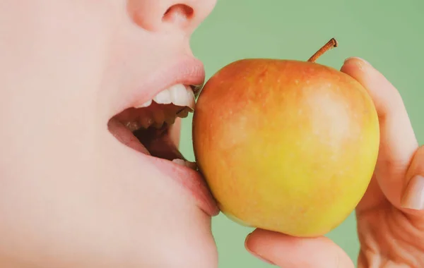Tandvård. Friska vita tänder närbild med ett äpple. — Stockfoto