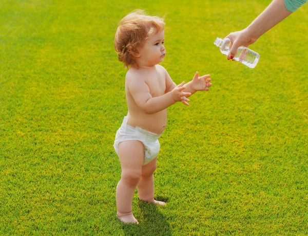 明るい春の日に公園を歩く赤ん坊の少年の幼児。健康な子供. — ストック写真