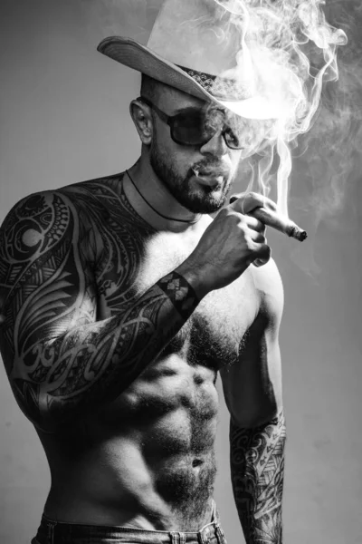 Bohatý muž s doutníky. Muž s brýlemi při pohledu do kamery a kouře kubánský doutník. Koncept obchodů elitní doutník. — Stock fotografie