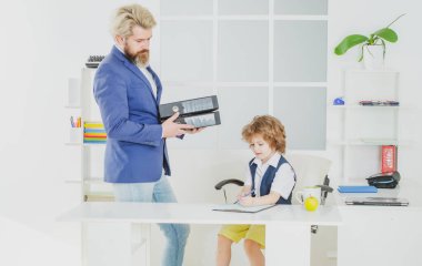 İş ortakları, küçük çocuk işadamı ve onun eski akıl hocası. Baba ve oğul birlikte çalışıyorlar..
