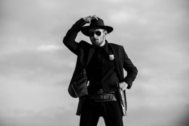 Kovboy şapkalı bir kovboy. Vahşi batı silahları, eski tabanca tabancası ve federal mühimmatı olan ciddi bir adam. Amerikan batı şerifi. Vahşi batı konsepti.