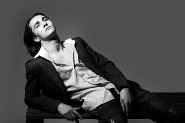 Kameraya bakan şık yakışıklı adam, modacı adam. Zarif giyinmiş seksi erkek manken, erkek modası..