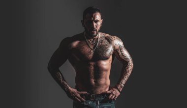 acımasız sporcu gövde. Steroid. dövme adam seksi abs. erkek modası. spor ve fitness, sağlık. güven karizması. atletik vücutile kaslı maço adam. Güçlü vücut geliştirmeci adam. Atlet adam