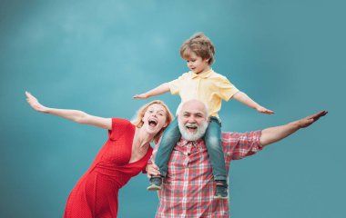 Aile üretimi ve ilişkiler konsepti. Büyükbaba emekli. Büyükbaba ve anne ile küçük torunu mavi yaz gökyüzünde oynuyor. Dedem ile komik zaman. Eski ve Genç.