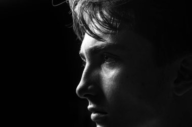 Genç bir adamın yakın portresi. Siyah suratlı yakışıklı adam..