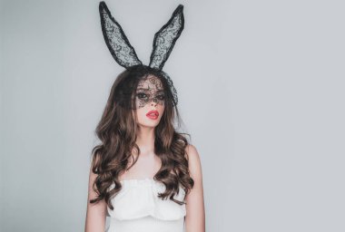 Tavşan kulaklı şehvetli model kız. Parlak Smokey makyajlı güzel kız portresi. Cildi pürüzsüz ve makyajlı şehvetli bir kız. Genç, güzel bir kız. Kadın portresi. Sevgililer Günü.