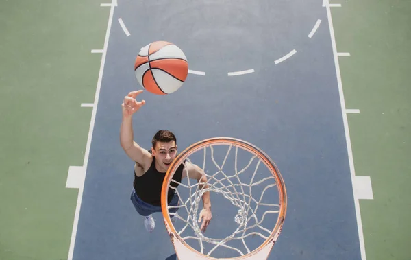 Баскетбольний вуличний гравець з баскетбольним м'ячем на відкритому повітрі . — стокове фото
