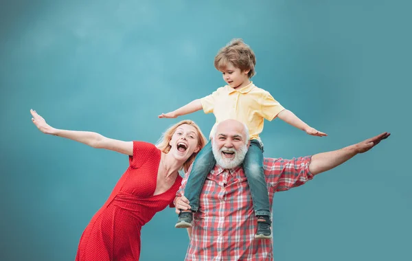Familiengeneration und Beziehungskonzept. Opa Rentner. Großvater und kleiner Enkel mit Mutter spielen am blauen Sommerhimmel. Lustige Zeit mit dem Großvater. alt und jung. — Stockfoto