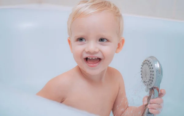 Gyerek habfürdő. Csinos mosolygós kisfiú, aki szappanszappanos fürdőt vesz. Aranyos kisfiú mosás. Gyerek fürdik.. — Stock Fotó