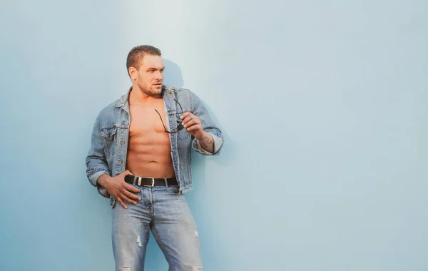 Jeanse fashion. Man bare torso. Naked male body. Sexy muscular guy. Nude abs. — Stock Photo, Image