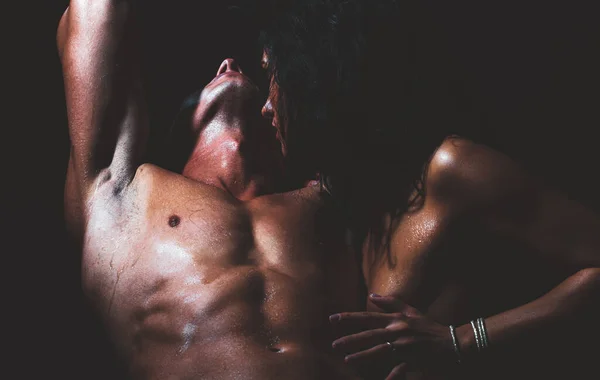 Klädda par som älskar att kramas passionerat. Sexig förförelse. Naken kropp, naken överkropp. Romantiskt anbud. Erotiska människor koncept. — Stockfoto