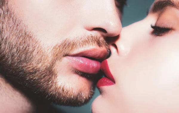 Homem com beijos de mulher, macro, cortado de cara. Beijos de casal sensuais. Beijo lábios amantes. — Fotografia de Stock