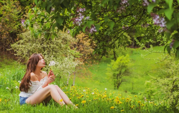 Yaz mevsiminde mutlu bir kadın parkta oturuyor. Sağlıklı nefes alma konsepti, doğayla bütünlük. Sakin kız, bahar havasında rahatla.. — Stok fotoğraf