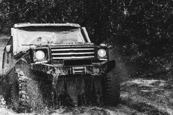 바퀴 타이어와 먼지에 들어가는 오프로드를 움직입니다. 진흙 구멍 위험에서 나오는 오프로드 차량. 오프로드 차량은 산악 길에 간다. 랠리 레이싱. — 스톡 사진