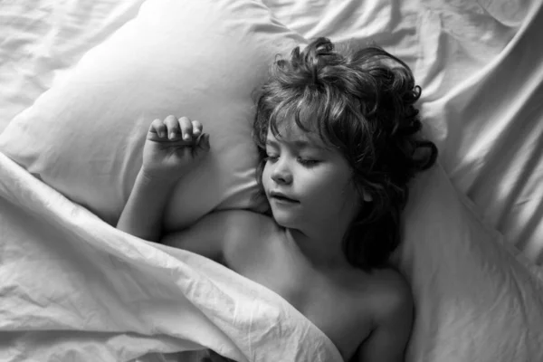 애들은 자고, 맨 위에서 보면. 달콤 한 수면 아이. — 스톡 사진