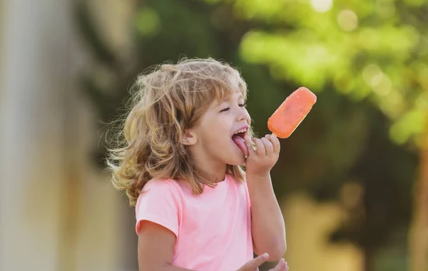 Ritratto di un piccolo ragazzo biondo che mangia gelato. Faccia da bambini carini. Bambino emotivo positivo. — Foto Stock
