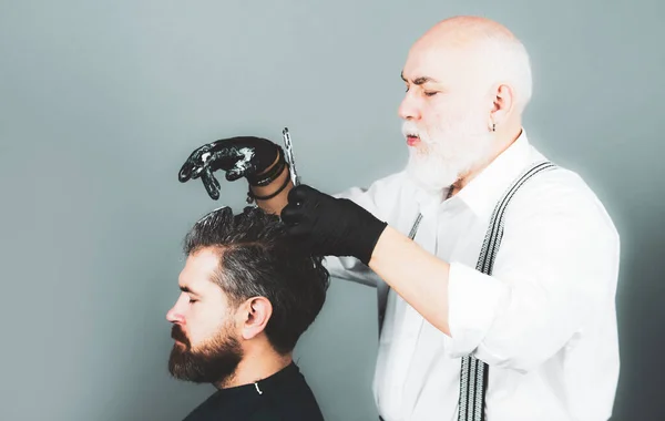 Friseursalon. Malvorlagen. Bärtiger Mann im Prozess der Haarfärbung. Farbe auf die Haare auftragen und schreien. — Stockfoto