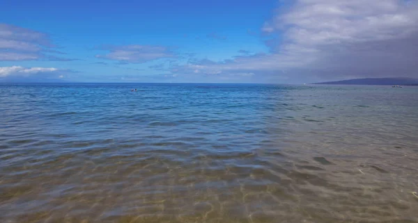 Pantai dan laut tropis. Pantai yang penuh warna. lanskap air pirus jernih, Maladewa atau Hawaii. — Stok Foto