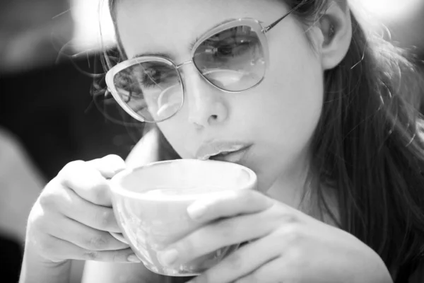 用杯子咖啡的女人的近照。在户外喝咖啡的性感女人. — 图库照片