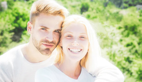 Dia dos Namorados para o casal de namorados. Mulher sensual apaixonada em êxtase sentindo prazer. Apreciando a companhia um do outro. Pessoas apaixonadas. Ternura e intimidade. Casal apaixonado . — Fotografia de Stock