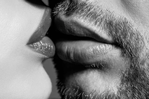 Чуттєвий поцілунок. Молода пара цілується і кохає. Любителі поцілунків . — стокове фото
