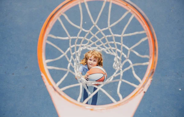 Criança a jogar basquetebol. Atividade e esporte para crianças. — Fotografia de Stock