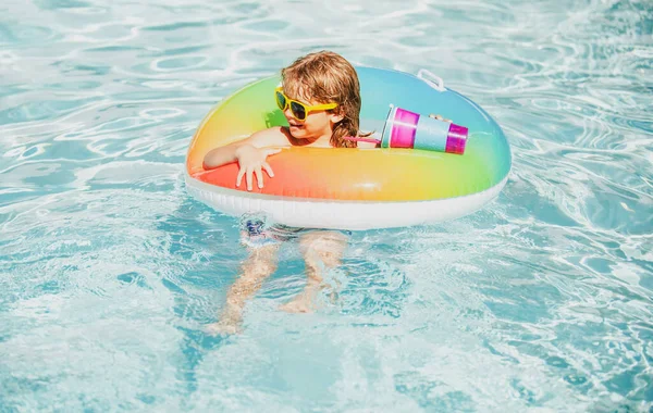 Çocuklar yaz tatili. Yaz haftasonu. Havuzdaki çocuk. Aquapark 'ta bir çocuk. Şişme lastik çemberdeki komik çocuk..