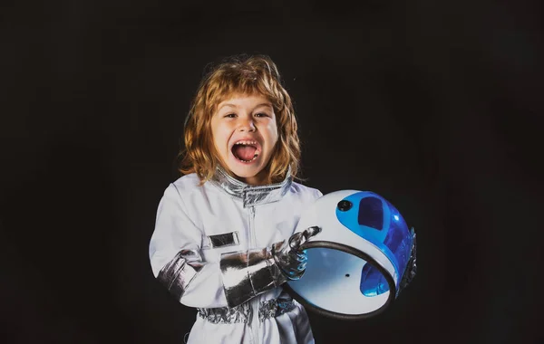 Ruimtekinderen kosmonaut concept. Portret van een opgewonden jongetje met een helm op. Geïsoleerde achtergrond met kopieerruimte. — Stockfoto