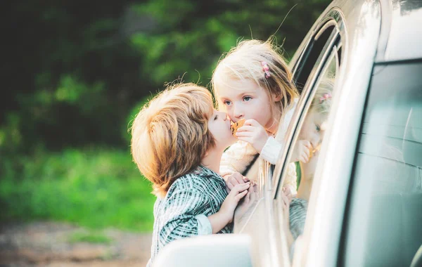 Feliz Dia dos Namorados. Crianças românticas tendo data no Dia dos Namorados . — Fotografia de Stock