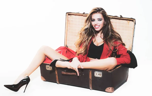 Młoda kobieta siedzi w walizce. Seksowna, zmysłowa młoda kobieta. Piękna dziewczyna, uwodzicielka. Podróż, wakacyjne podróże. — Zdjęcie stockowe