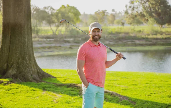 Golfçü golf sahasında golf sopası kullanıyor..