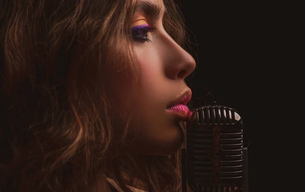 Closeup woman with retro microphone. Karaoke girl singer. Concert, sing. — Stock Photo, Image
