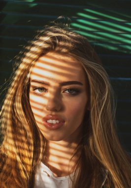 Dışarıda poz veren güzel genç bir kadın. Yazlık kıyafetli şık bir kız. Açık hava kadın portresi.