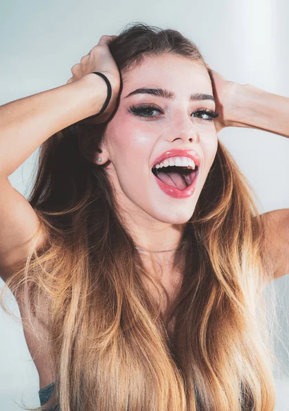 Retrato de menina bonita com pele limpa no rosto bonito. Menina linda. Retrato de jovem loira menina elegante se sente feliz . — Fotografia de Stock