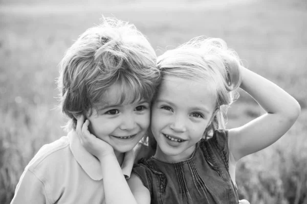 Día de San Valentín para pareja de amor de San Valentín. Hermosa pequeña pareja - niño y niña abrazando. Cuidado de niños. Hermosa pequeña pareja - niño y niña abrazando . — Foto de Stock