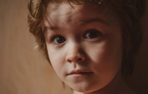 Caucasiano espantado criança surpreso retrato de perto. Cara de crianças com olhos grandes. — Fotografia de Stock