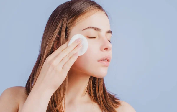 Woman with cotton pads, sponge, cotton ball. Skin care and beauty concept. Girl removes makeup with cotton ball from face. Skin care concept. Woman using cotton pad. — Stock Photo, Image