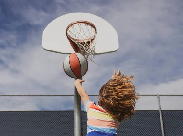 Basket barn träning spel. Aktiva barn livsstil. — Stockfoto