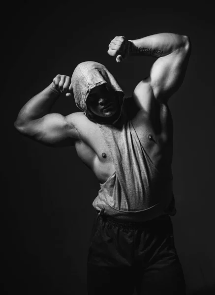 Brutalny mężczyzna, przystojny mężczyzna, koncepcja męskiej siły i siły. Silny muskularny męski organizm, mięśniak. — Zdjęcie stockowe