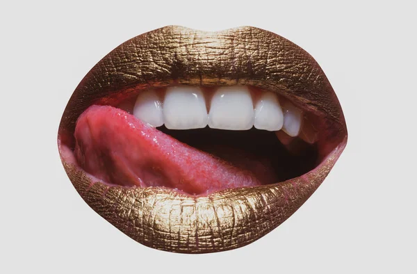 Labios rojos, boca e icono de la lengua. Cartel y estandarte de boca abierta. Una mujer de cerca lamiendo labios. Mujer sexy boca con lengua. —  Fotos de Stock