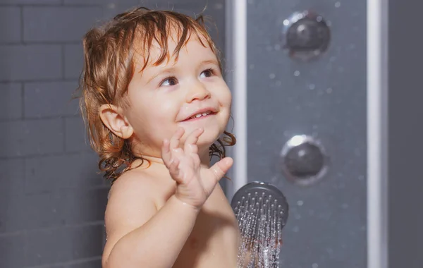 Maluch w wannie. Zabawne dziecko kąpane w pianie i myjące się w wannie w domu. — Zdjęcie stockowe