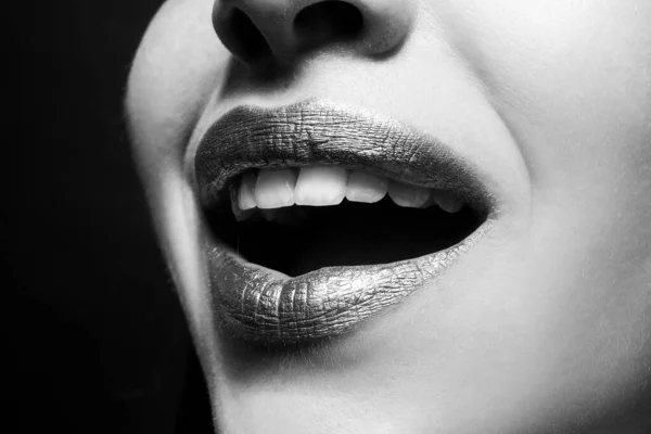 Lachende lippen. Close-up sexy mooie vrouwelijke gouden lippen geïsoleerd. Gouden lippenstift. — Stockfoto
