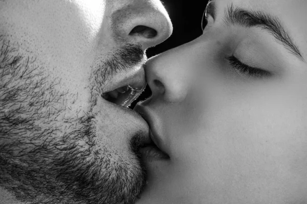 Şehvetli çift öpüşüyor. Samimi ilişki ve cinsel ilişki. Kapalı ağızlar öpüşür. Tutku ve şehvetli dokunuş. Romantik ve aşk.