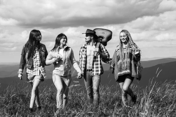 Group friends on camp. Group of friends walking and enjoying time all together. Friends go to mountains journey. Friends taking an excursion on a mountain, walking. — Stock Photo, Image