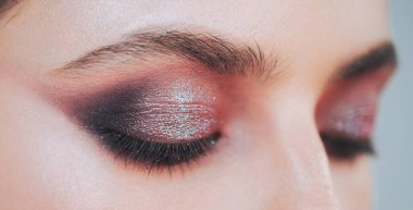 Kadınların gözlerini parlak mor dumanlı göz makyajıyla kapat. Stüdyodaki profesyonel makyözden lüks makyaj malzemeleri. Vogue, kozmetik ve cazibe konsepti.