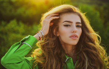 Mevsimlik moda. Bahar kadını dışarıda. Tedavi ve cilt bakımı. Doğal güzellik..