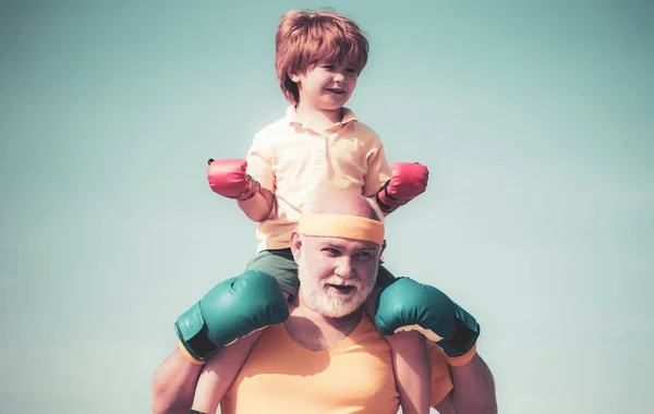 健康的拳击手祖父和孙子带着拳击手套爷爷和孙子早上都在练拳击. — 图库照片