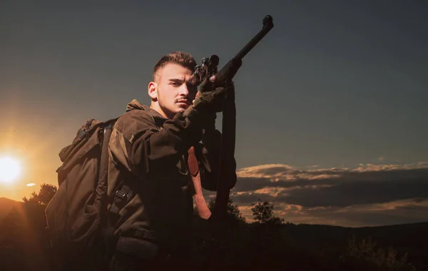 Repérez. Fusil Hunter Silhouette dans Beautiful Sunset. Le jeu de chasse le plus réaliste jamais créé. Équipement de chasse - Fournitures et équipement de chasse . — Photo